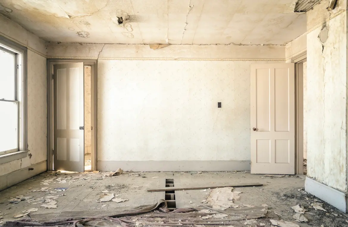 Waste disposal crew managing a cleanout project in Milan